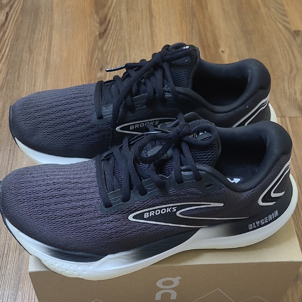 Brooks Black and White Women's Shoes used good condition zise 9.